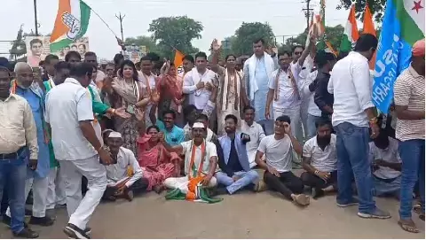 बलौदाबाजार में कांग्रेस ने NH-130B पर चक्काजाम किया