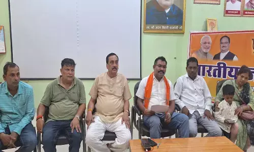 भाजपा के जिला अध्यक्ष धनीराम बारसे सहित अन्य नेता मौजूद