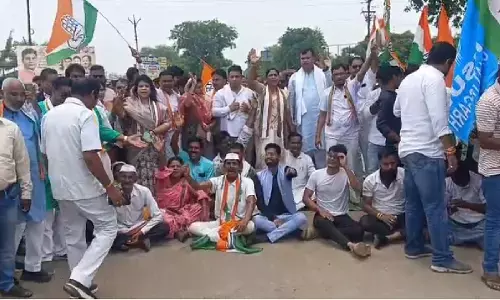 बलौदाबाजार में कांग्रेस ने NH-130B पर चक्काजाम किया