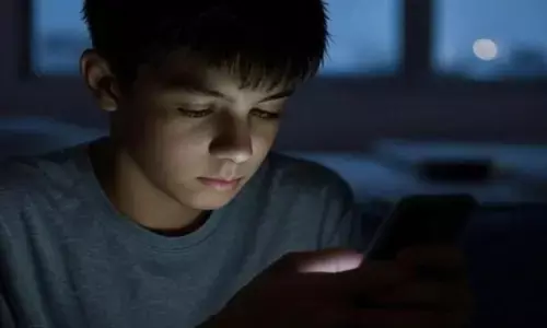मोबइल का लगातार इस्तेमाल करता बच्चा