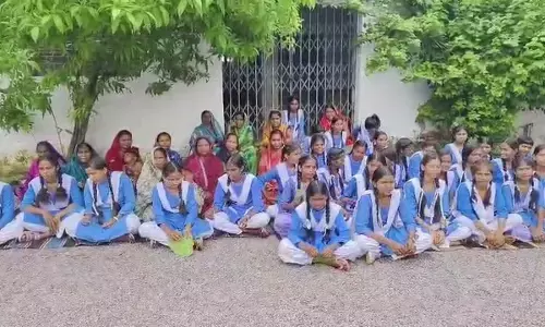 हाई स्कूल सिउड़ में छात्रओं का प्रदर्शन