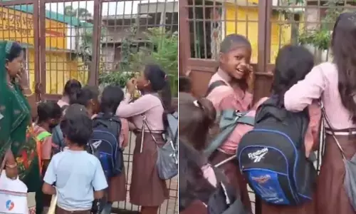 महाराजगंज: रुद्रपुर भुरहुती प्राथमिक विद्यालय के गेट पर रोते बच्चे।