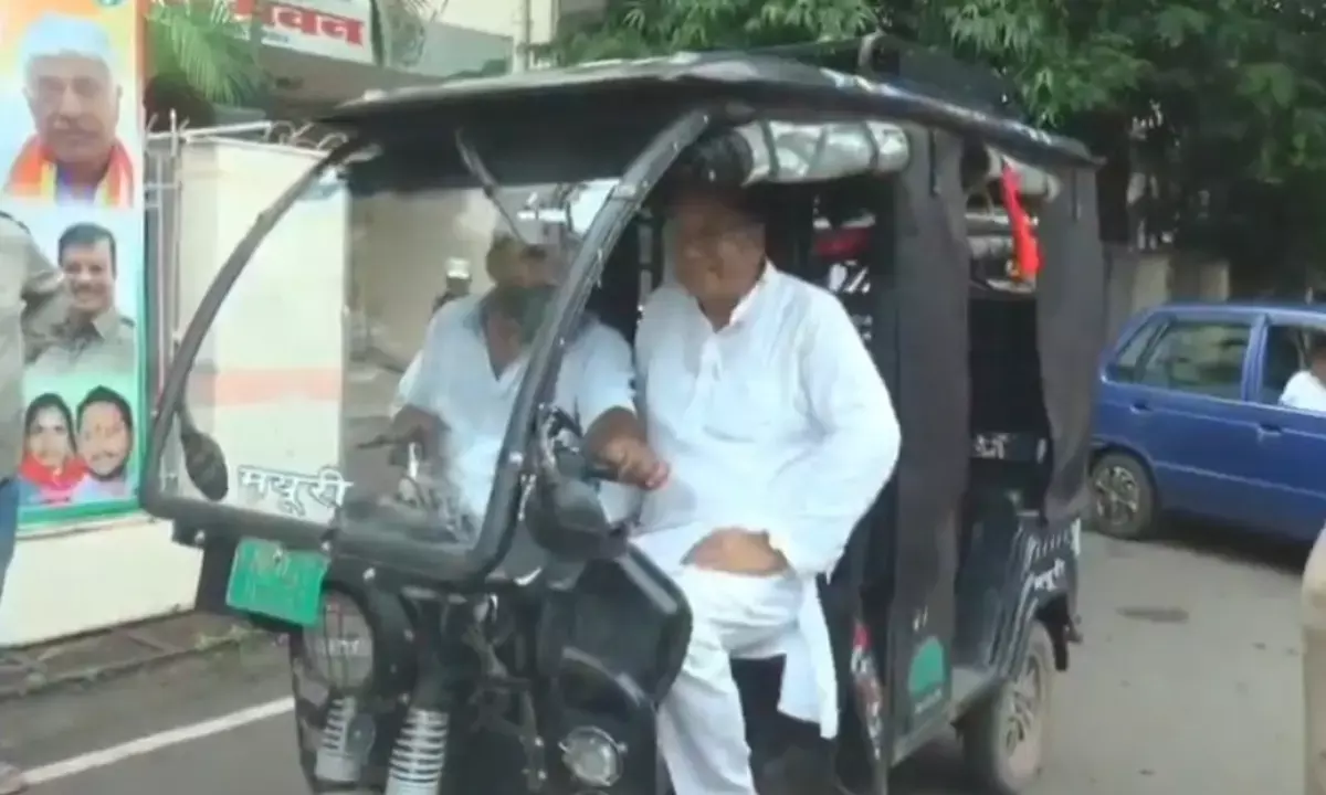 ई-रिक्शा चालकों का भोपाल में विरोध प्रदर्शन करते हुए चित्र
