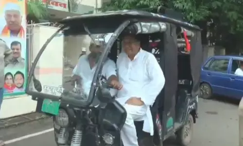 ई-रिक्शा चालकों का भोपाल में विरोध प्रदर्शन करते हुए चित्र