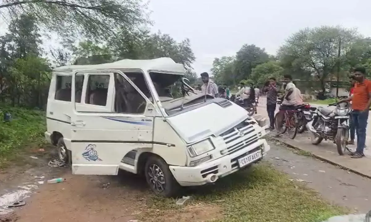 A fierce collision between Mazda and Winger vehicle in a road accident in Korba