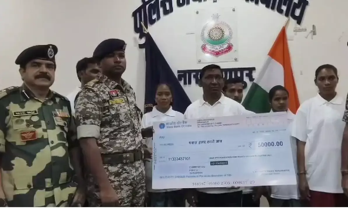 नारायणपुर में 33 लाख के इनामी 8 हार्डकोर माओवादियों ने सरेंडर किया