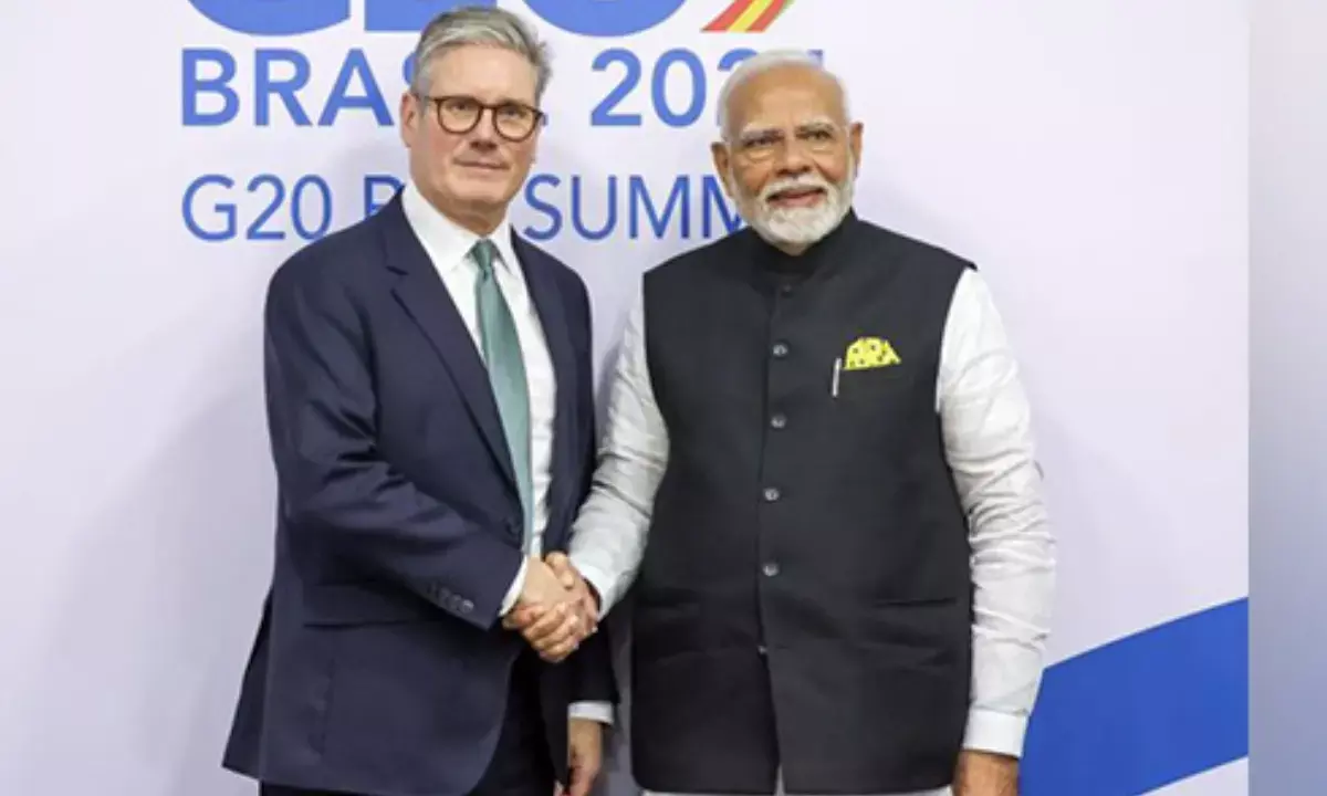 लंदन में भारत-यूके ट्रेड एग्रीमेंट से पहले ब्रिटिश पीएम किएर स्‍टेर्मर से मिलते PM मोदी।