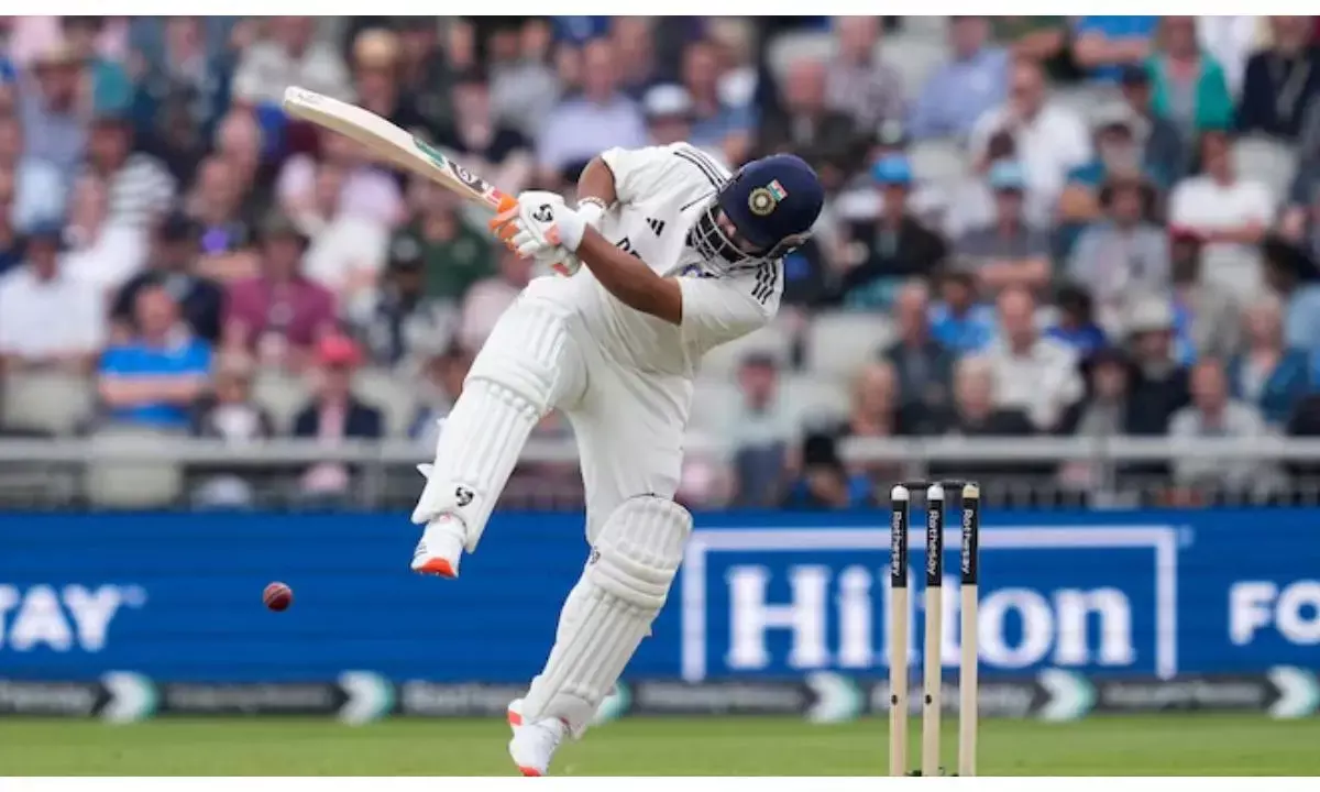 ऋषभ पंत ने मून बूट पहनकर की बल्लेबाजी, ठोकी फिफ्टी, छक्के लगाने के मामले में बने नंबर-1