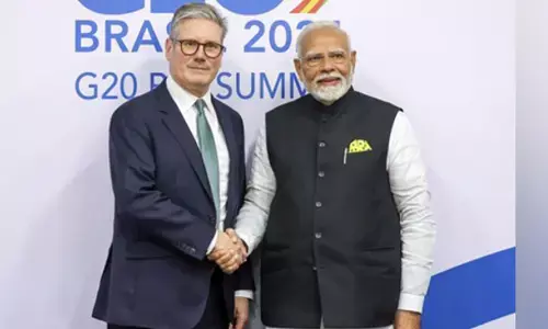 लंदन में भारत-यूके ट्रेड एग्रीमेंट से पहले ब्रिटिश पीएम किएर स्‍टेर्मर से मिलते PM मोदी।