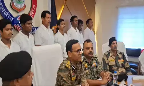 कांकेर में 62 लाख के ईनामी 13 नक्सलियों ने आत्म समर्पण किया है