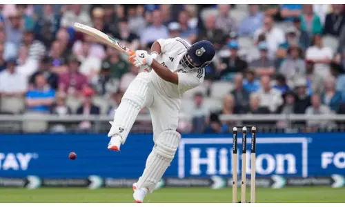 ऋषभ पंत ने मून बूट पहनकर की बल्लेबाजी, ठोकी फिफ्टी, छक्के लगाने के मामले में बने नंबर-1