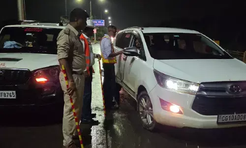 रायपुर पुलिस ने अभियान चलकर तेज रफ्तार और शराब पीकर वाहन चलाने वालों के खिलाफ चलानी कार्रवाई की