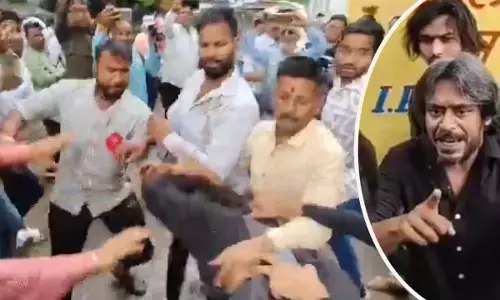 बजरंग दल का हंगामा: इंदौर में पुलिस के सामने युवतियों को पीटा, कालिख पोती