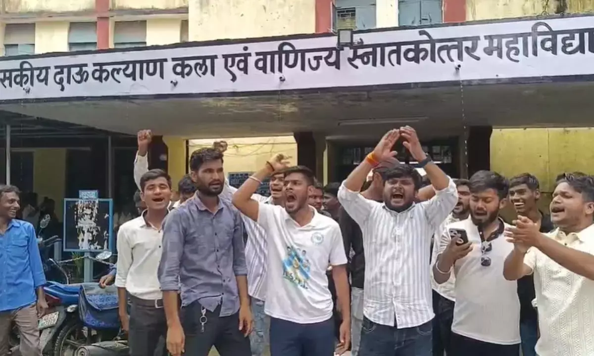 एडमिशन रद्द होने पर छात्रों ने किया प्रदर्शन