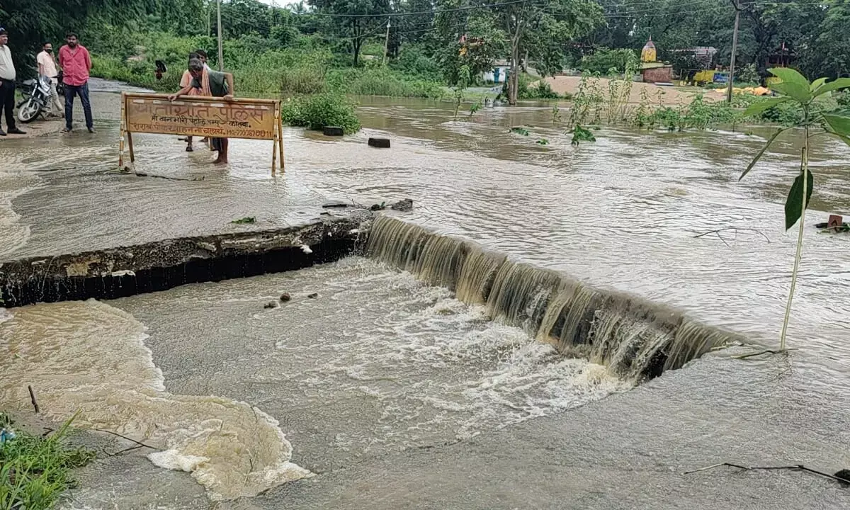 बह गया रपटा : ठेकेदार की लापरवाही उजागर, लोगों को हो रही है भारी परेशानी