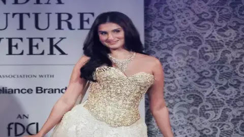 एक्ट्रेस तारा सुतारिया का रैंप वॉक लुक