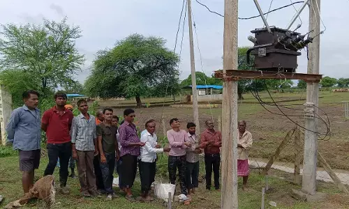 ट्रांसफार्मर की पूजा करते ग्रामीण