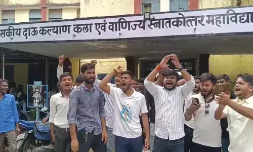 एडमिशन रद्द होने पर छात्रों ने किया प्रदर्शन