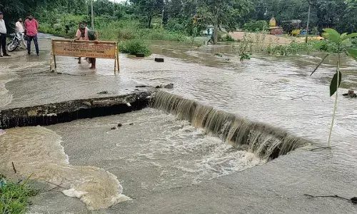 बह गया रपटा : ठेकेदार की लापरवाही उजागर, लोगों को हो रही है भारी परेशानी