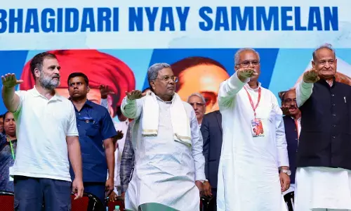 OBC भागीदारी न्याय महासम्मेलन: दिल्ली के ताल कटोरा स्टेडियम में शपथ लेते राहुल गांधी व अन्य।