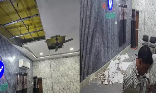 जिपं अध्यक्ष के चेम्बर में गिरी फॉल सीलिंग : दफ्तर में मौजूद थीं समीरा, अधिकारियों पर लगाया अनदेखी का आरोप