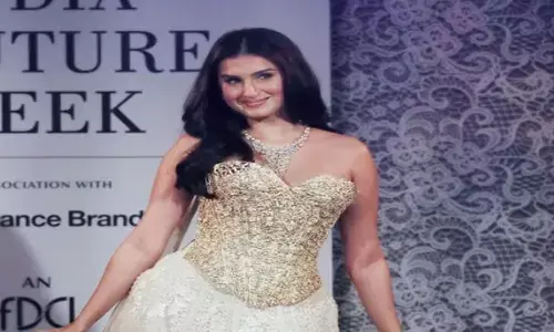 एक्ट्रेस तारा सुतारिया का रैंप वॉक लुक