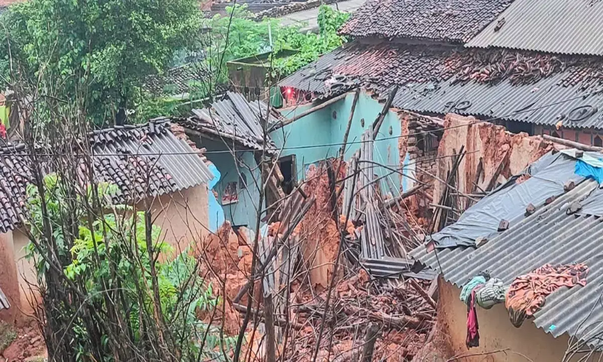 भारी बारिश से गिरा घर