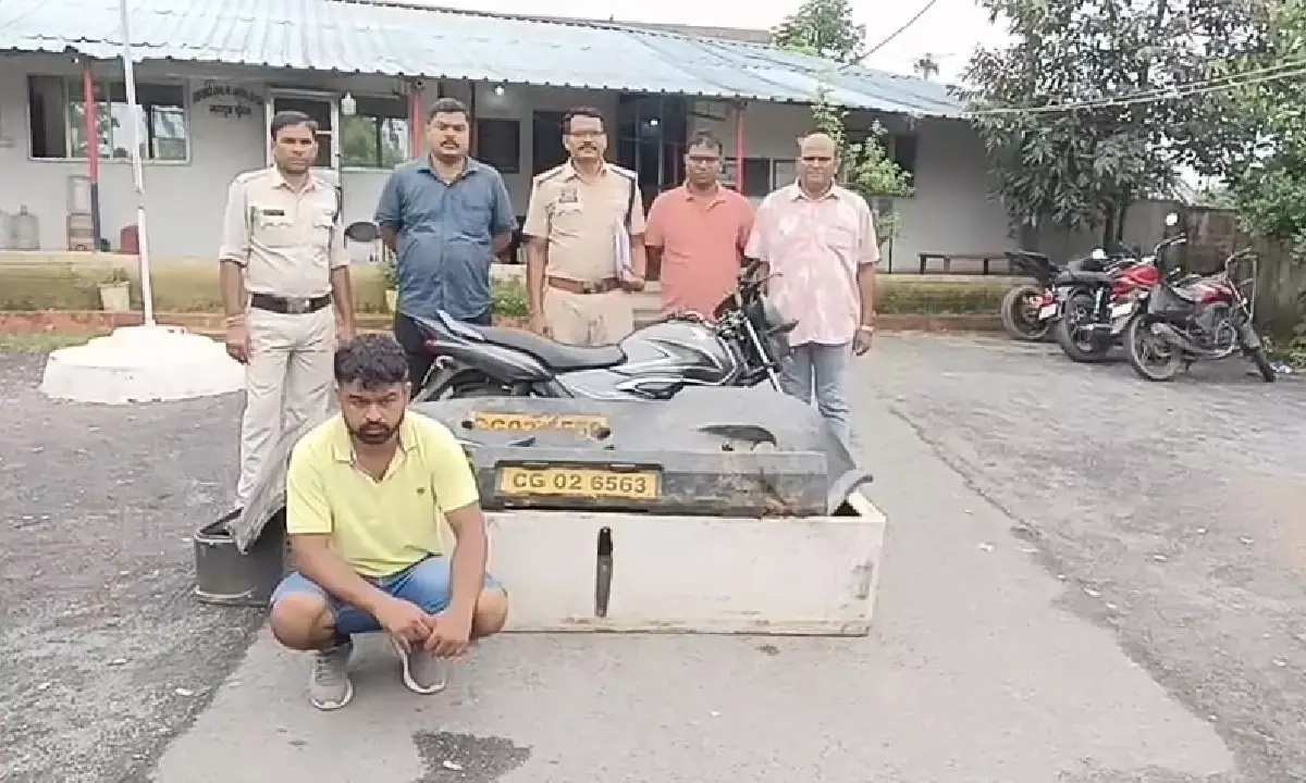 अंबिकापुर के मेडिकल कालेज कैम्पस से एम्बुलेंस चोरी होने के मामले में पुलिस ने एक आरोपी को गिरफ्तार किया है अंबिकापुर के मेडिकल कालेज कैम्पस से एम्बुलेंस चोरी होने के मामले में पुलिस ने एक आरोपी को गिरफ्तार किया है