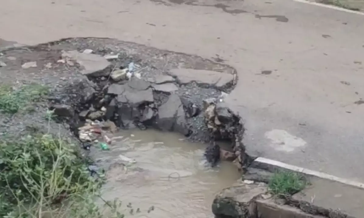 बलौदा बाजार-रायपुर राजमार्ग पर बने जानलेवा गढ्ढे