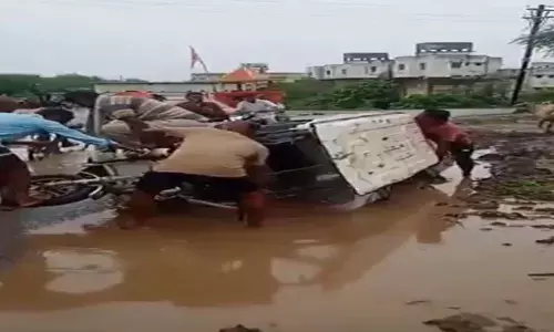 अनियंत्रित होकर पलटा ई-रिक्शा