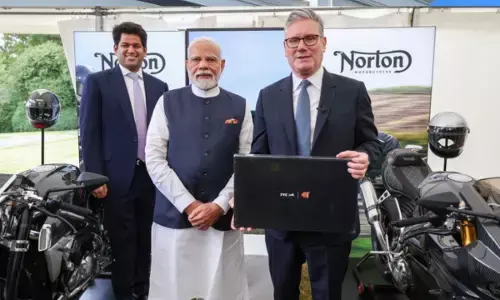 ब्रिटेन में पीएम मोदी के सामने पेश की गई नॉर्टन मोटरसाइकिल, भारत में जल्द मारेगी एंट्री ब्रिटेन में पीएम मोदी के सामने पेश की गई नॉर्टन मोटरसाइकिल, भारत में जल्द मारेगी एंट्री