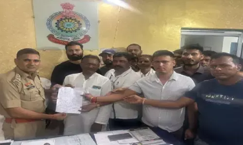 पैसों के लेनदेन को लेकर दर्जन भर युवकों ने दो भाइयों पर जानलेवा हमला कर दिया।  इस हमले में दोनों भाइयों को काफी चोंटे आईं हैं