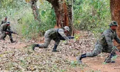 सुरक्षाबलों और नक्सलियों के बीच मुठभेड़