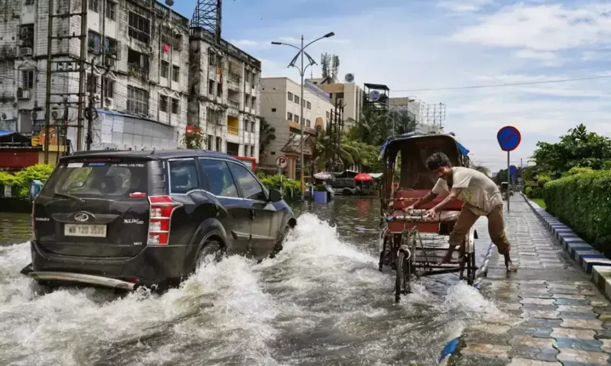 बारिश में ड्राइविंग की चुनौतियां हो जाएंगी खत्म, सफर से पहले जानिए 7 बड़ी बातें