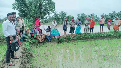 Villagers planting saplings and listening to Mann Baat Villagers planting saplings and listening to Mann Baat