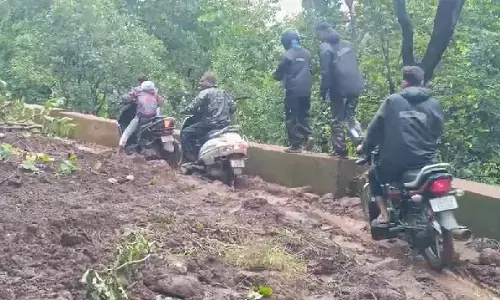 पेंड्रा- गौरेला- मरवाही जिले में पहाड़ का मलबा रोड पर आने की वजह से अमरकंटक को जोड़ने वाला मार्ग अवरुद्ध हो गया है