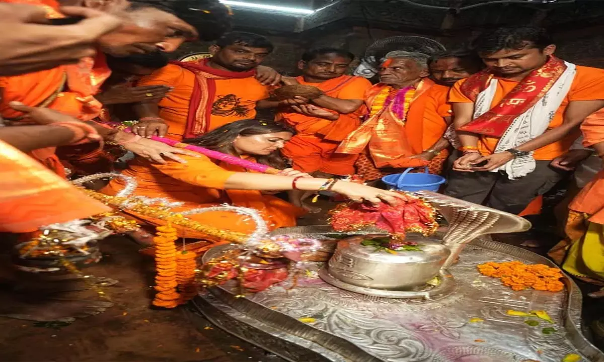मंदिर में भक्त जलाभिषेक कर बेल पत्र और पुष्प अर्पित कर रहे मंदिर में भक्त जलाभिषेक कर बेल पत्र और पुष्प अर्पित कर रहे