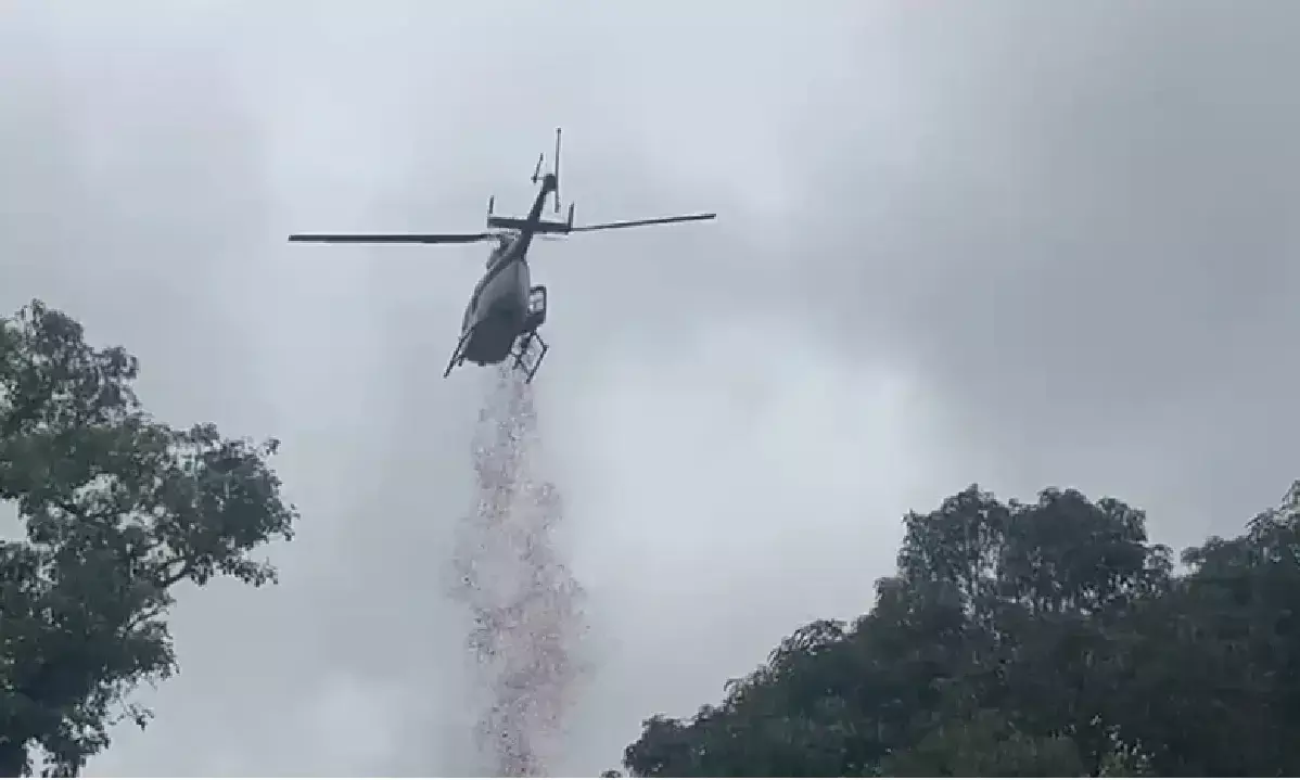 भोरमदेव मंदिर में कांवड़ियों पर हेलीकॉप्टर से कांवड़ियों पर पुष्प वर्षा किया गया भोरमदेव मंदिर में कांवड़ियों पर हेलीकॉप्टर से कांवड़ियों पर पुष्प वर्षा किया गया