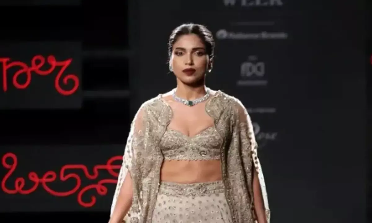 एक्ट्रेस भूमि पेडनेकर का रैंप वॉक लुक