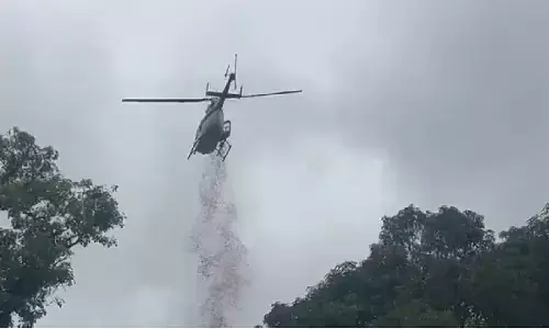 भोरमदेव मंदिर में कांवड़ियों पर हेलीकॉप्टर से कांवड़ियों पर पुष्प वर्षा किया गया