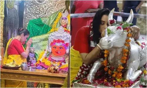 रुपाली गांगुली ने सावन सोमवार पर किए महाकालेश्वर मंदिर के दर्शन रुपाली गांगुली ने सावन सोमवार पर किए महाकालेश्वर मंदिर के दर्शन