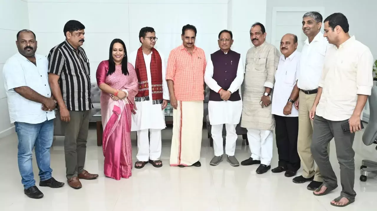 CM विष्णुदेव साय से मंगलवार को मंत्रालय, महानदी भवन में केरल एवं ओडिशा के सांसदों के एक प्रतिनिधिमंडल ने सौजन्य मुलाकात की CM विष्णुदेव साय से मंगलवार को मंत्रालय, महानदी भवन में केरल एवं ओडिशा के सांसदों के एक प्रतिनिधिमंडल ने सौजन्य मुलाकात की