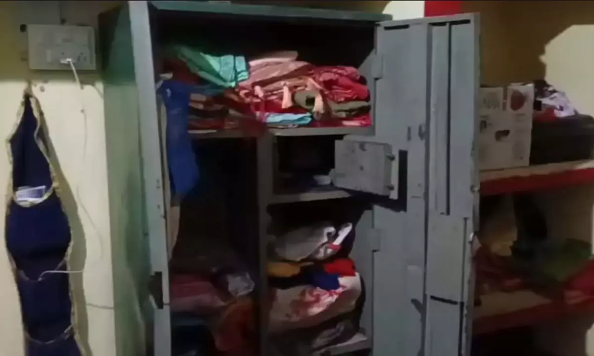 दिनदहाड़े डेढ़ लाख की चोरी