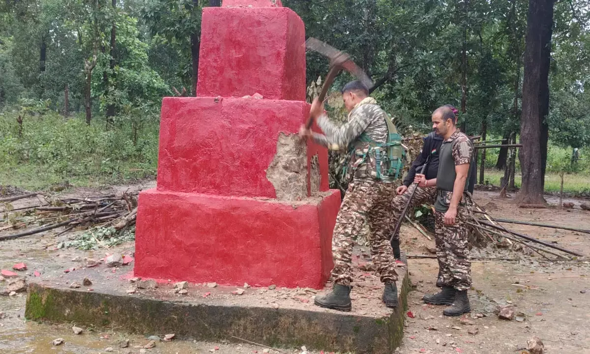 बीजापुर में नक्सलियों के शहीदी सप्ताह के दौरान कोटमेटा के जंगल में चार माओवादी स्मारक को ध्वस्त कर दिया