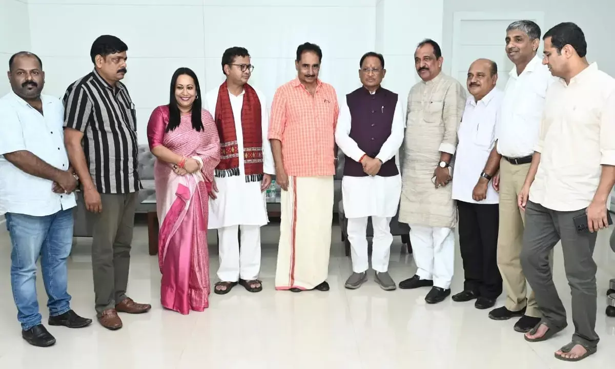 CM विष्णुदेव साय से मंगलवार को मंत्रालय, महानदी भवन में केरल एवं ओडिशा के सांसदों के एक प्रतिनिधिमंडल ने सौजन्य मुलाकात की CM विष्णुदेव साय से मंगलवार को मंत्रालय, महानदी भवन में केरल एवं ओडिशा के सांसदों के एक प्रतिनिधिमंडल ने सौजन्य मुलाकात की