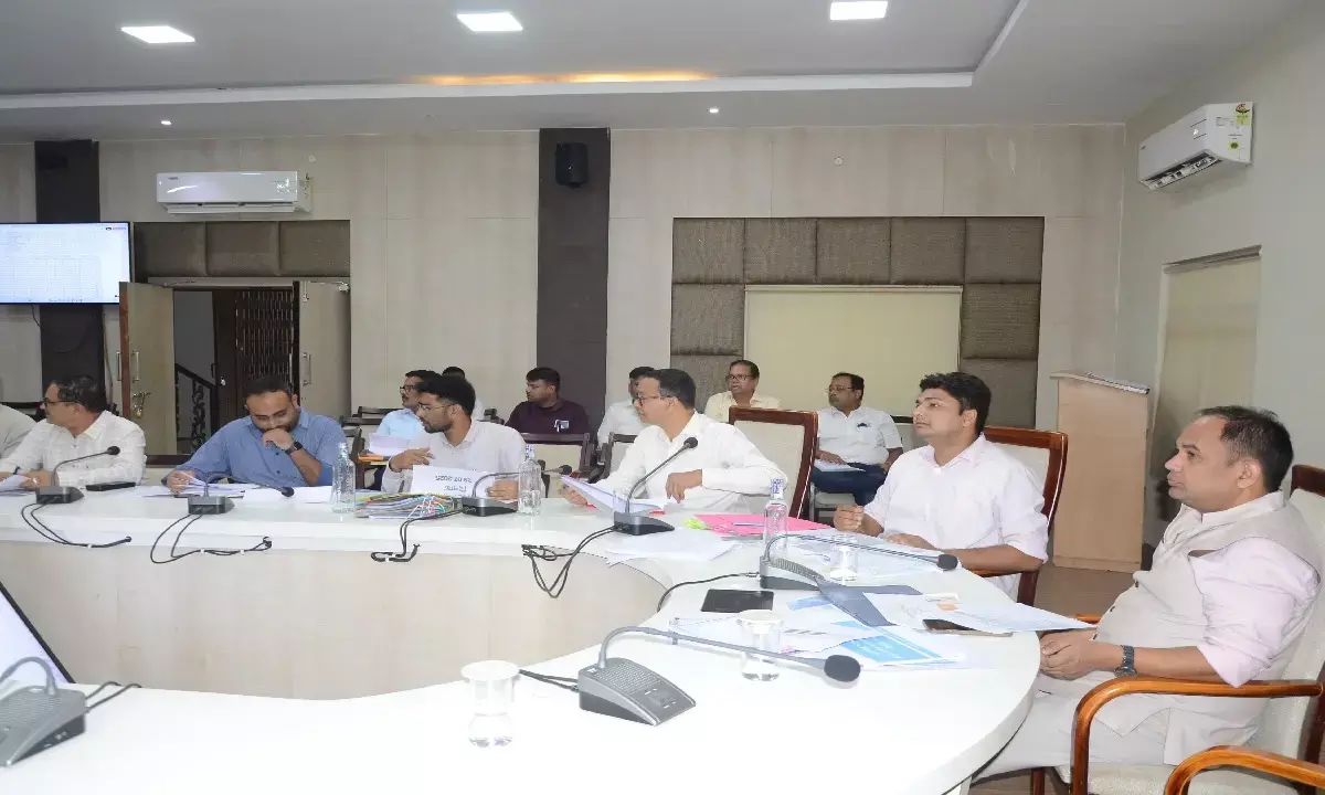 रायपुर के कलेक्टर डॉ गौरव सिंह ने कलेक्टोरेट परिसर स्थित रेडक्रॉस सभाकक्ष में जिले के नगरीय निकायों के जोन कमिश्नरों की बैठक ली