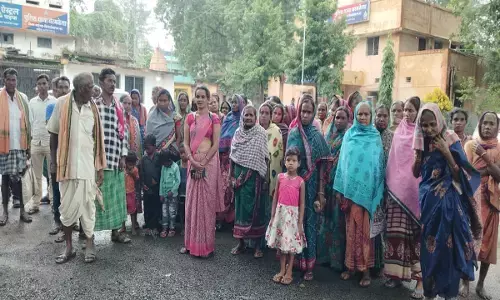 महुआ शराब बिक्री पर महिलाओं का फूटा गुस्सा: शिकायत लेकर थाने पहुंचीं, कार्रवाई की मांग