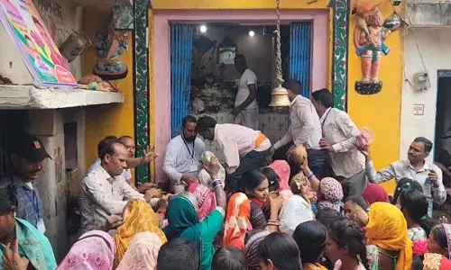 बिरतिया बाबा मंदिर उमड़ी भक्तों की भीड़