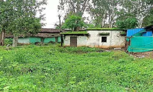 जमीन पर हुआ अतिक्रमण जमीन पर हुआ अतिक्रमण