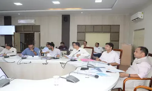 रायपुर के कलेक्टर डॉ गौरव सिंह ने कलेक्टोरेट परिसर स्थित रेडक्रॉस सभाकक्ष में जिले के नगरीय निकायों के जोन कमिश्नरों की बैठक ली